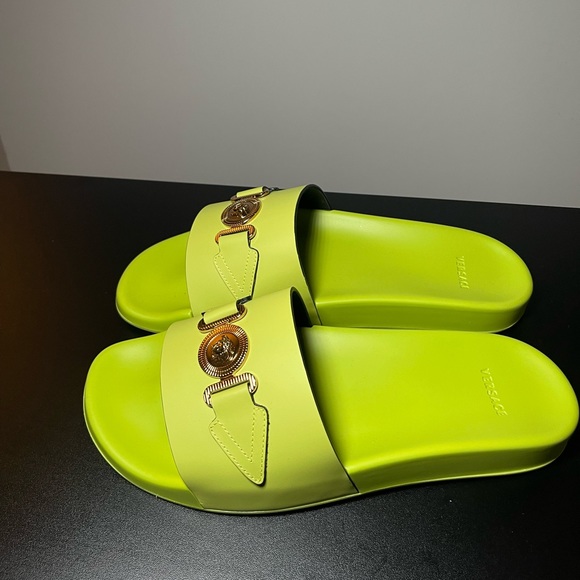 New with tag Real authentic Versace slides. Men’s size 10 - Picture 4 of 4